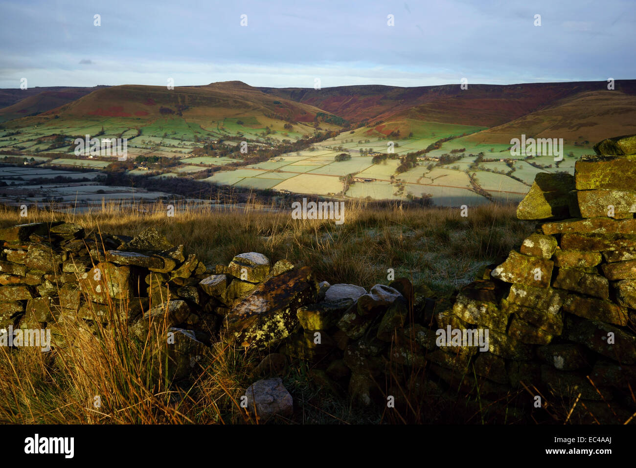 Viste dal grande Ridge che si affaccia sulla valle di Edale in Paek District National Park, Derbyshire. Grindslow Knoll e Kin Foto Stock