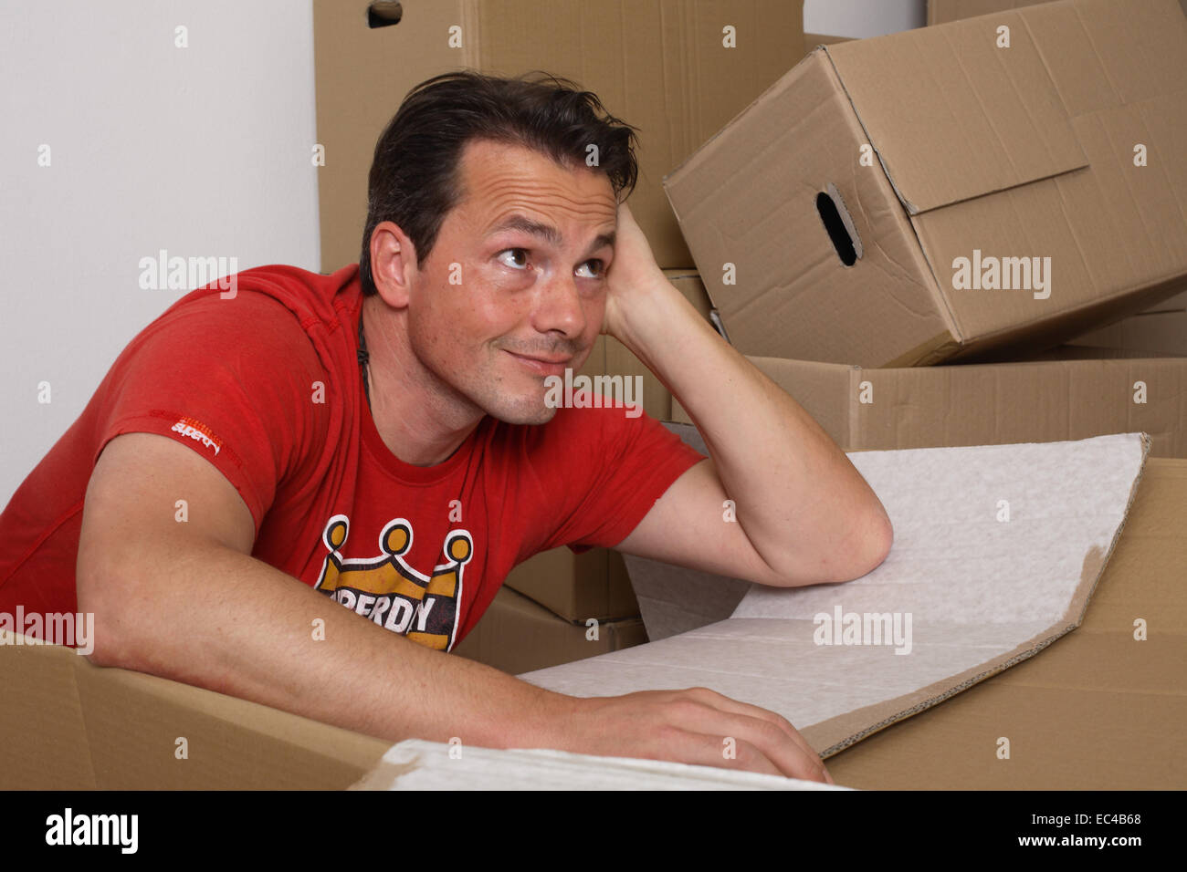 Giovane uomo casa mobile Foto Stock
