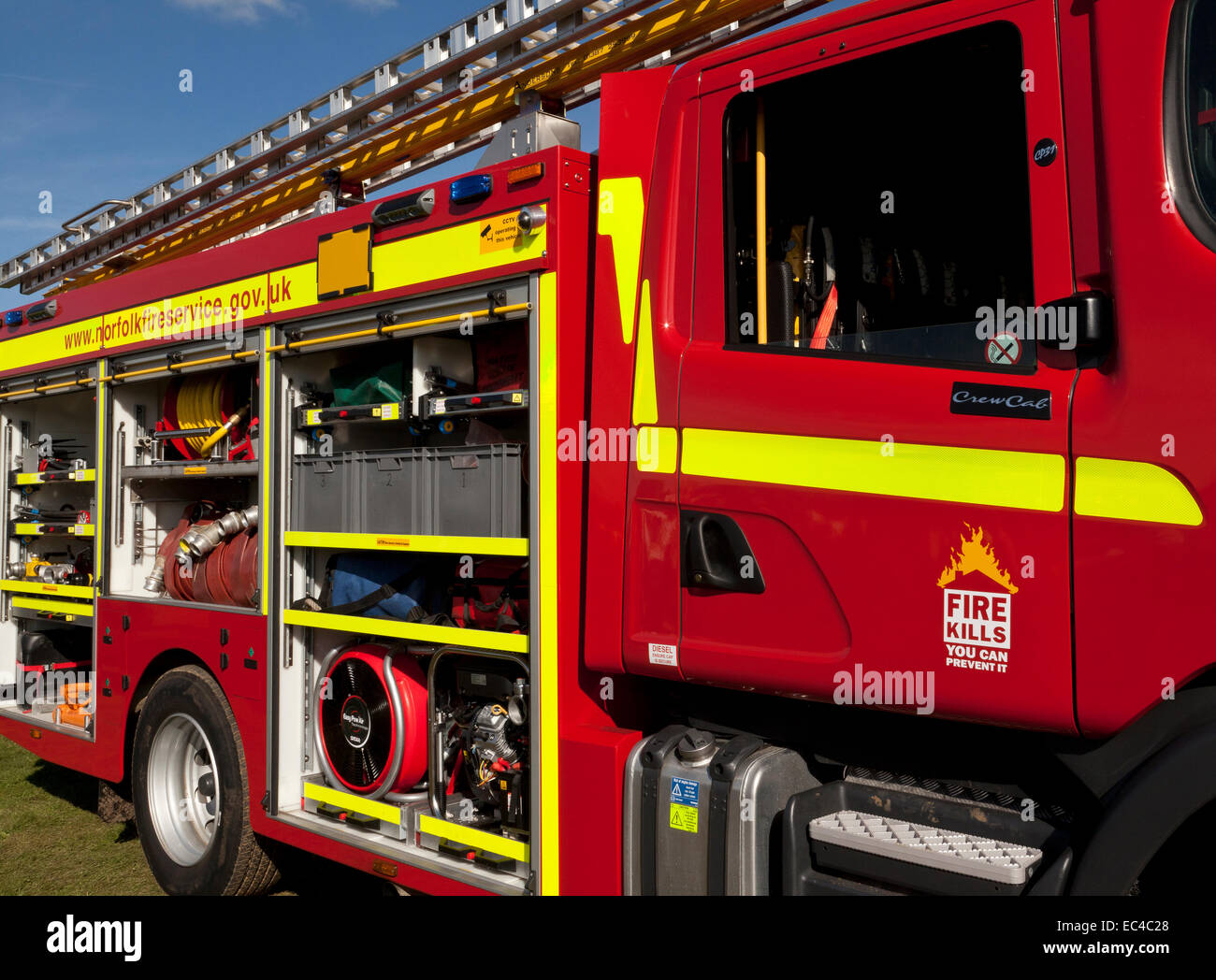 Un motore fire che mostra tutte le sue attrezzature stivate a bordo Foto Stock