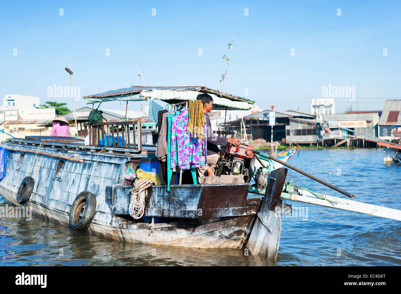 Lavorando in barca sul fiume a Can Tho mercato galleggiante nel Delta del Mekong, Vietnam Foto Stock