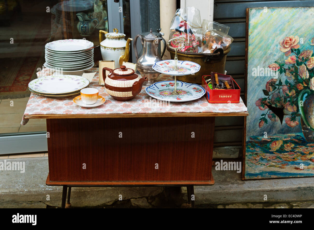 Il Marché aux Puces (mercato delle pulci) a St-Ouen vicino a Clignancourt nel nord di Parigi, Francia. Foto Stock