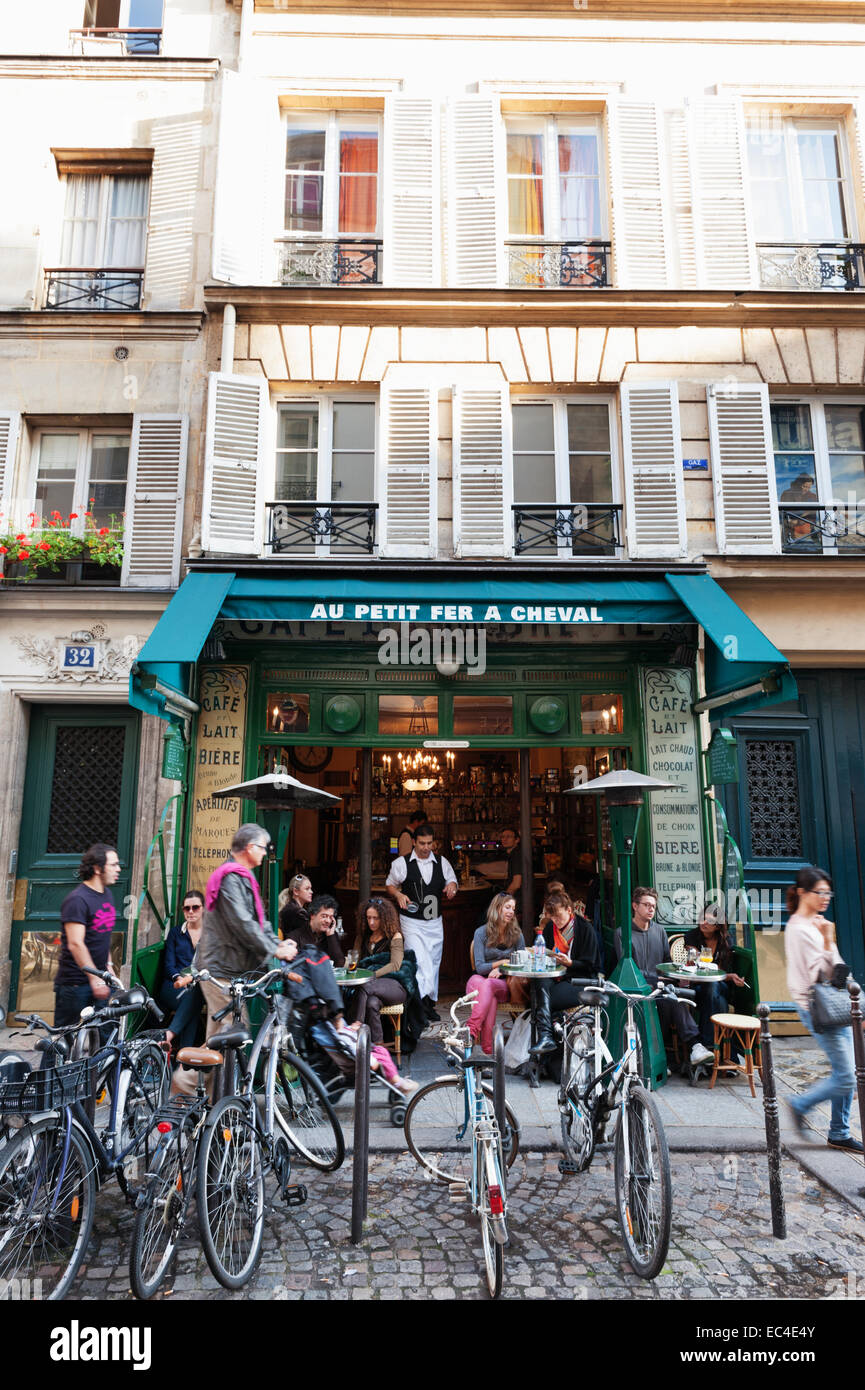 Au Petit Fer A Cheval è un ben noto bistro cafe in Rue Vieille du Temple nel Marais - Parigi Foto Stock