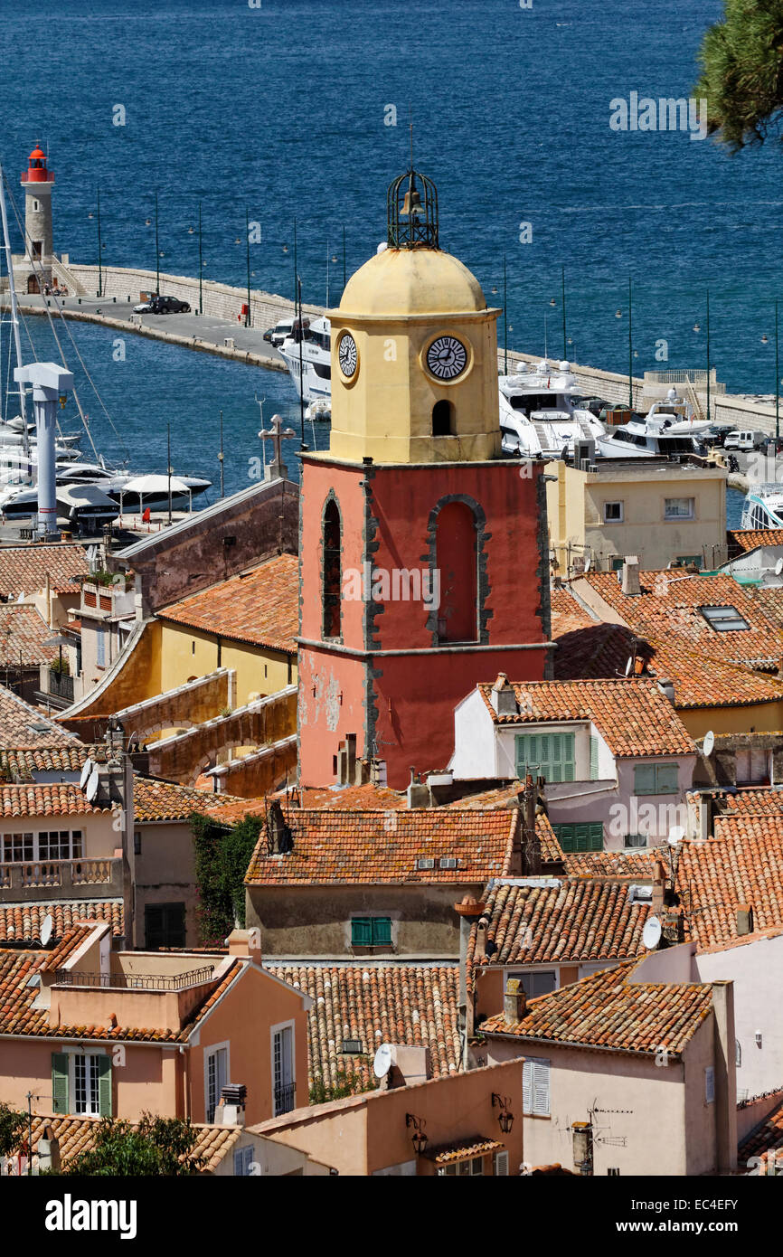 Saint Tropez, guarda sul golfo di St Tropez con chiesa parrocchiale, Costa Azzurra Costa Azzurra, Francia, Francia Meridionale, Europa Foto Stock