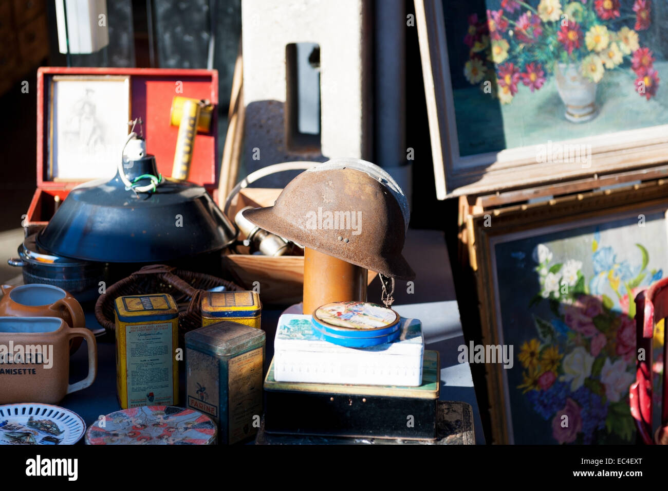 Il Marché aux Puces (mercato delle pulci) a St-Ouen vicino a Clignancourt nel nord di Parigi, Francia. Foto Stock