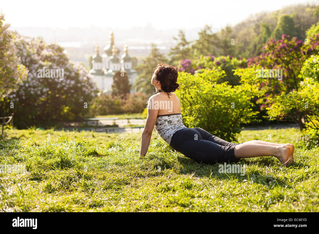 Giovane donna a praticare yoga all'aperto Foto Stock