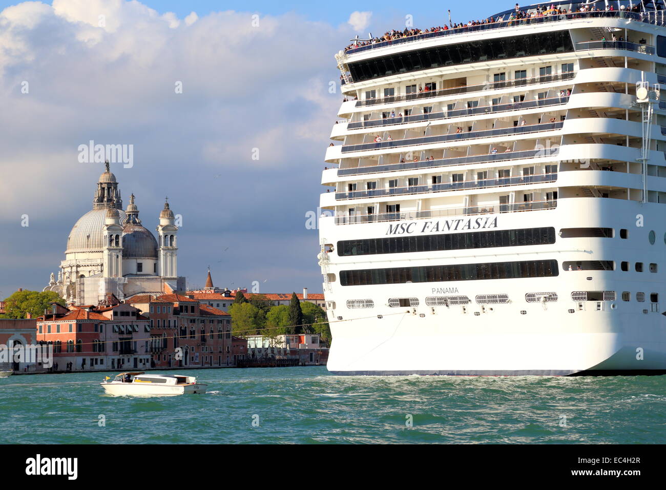 Grande nave da crociera accanto alla chiesa salutano a Venezia. MSC Fantasia, IMO 9359791 Foto Stock