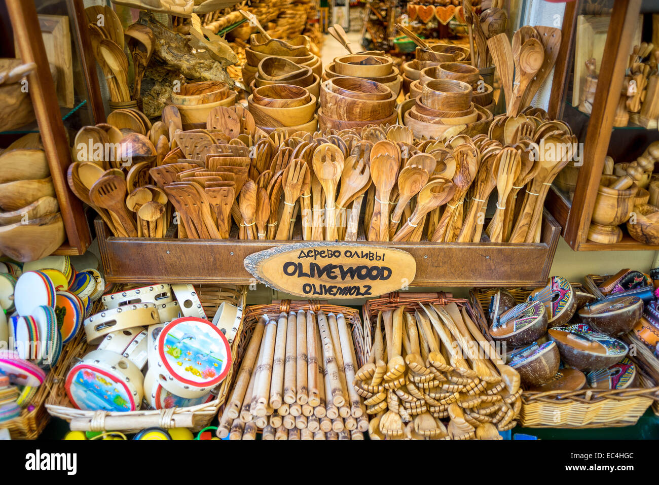 Stoviglie, utensili da cucina e altri manufatti di legno d'ulivo Korfu Old Town Foto Stock