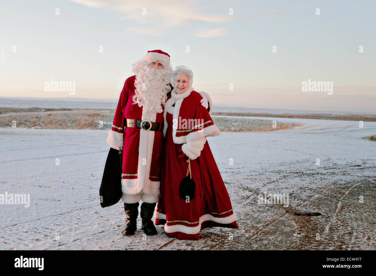 Babbo Natale e la sig.ra Claus visitare un remoto villaggio inuit come parte del funzionamento di Santa Claus Dicembre 4, 2014 in Newtok, Alaska. Operazione Babbo Natale ha consegnato donati doni ai poveri remoti villaggi in Alaska dalla Air Force trasporti dal 1951. Foto Stock