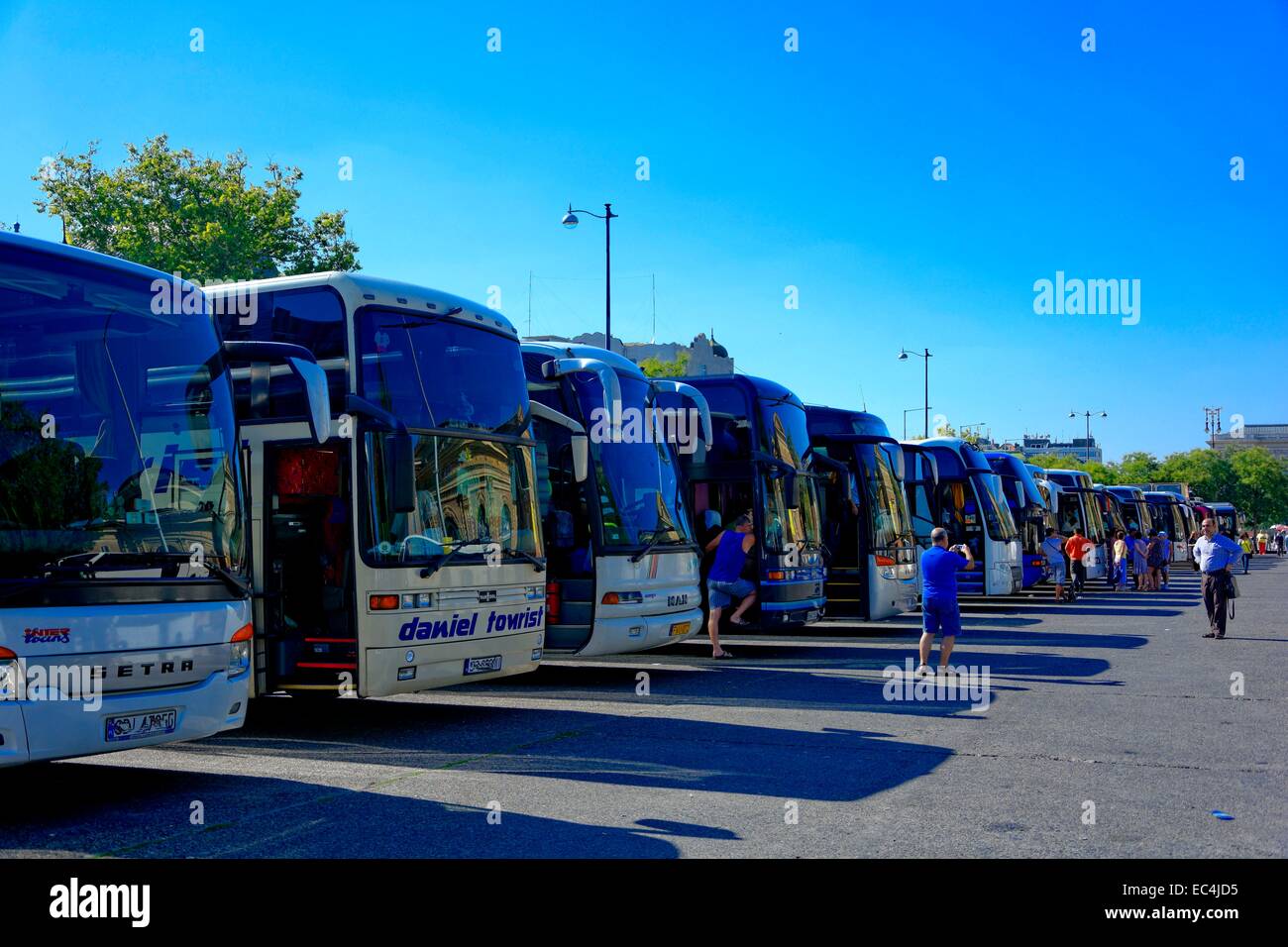 Un certo numero di autobus parcheggiati Foto Stock
