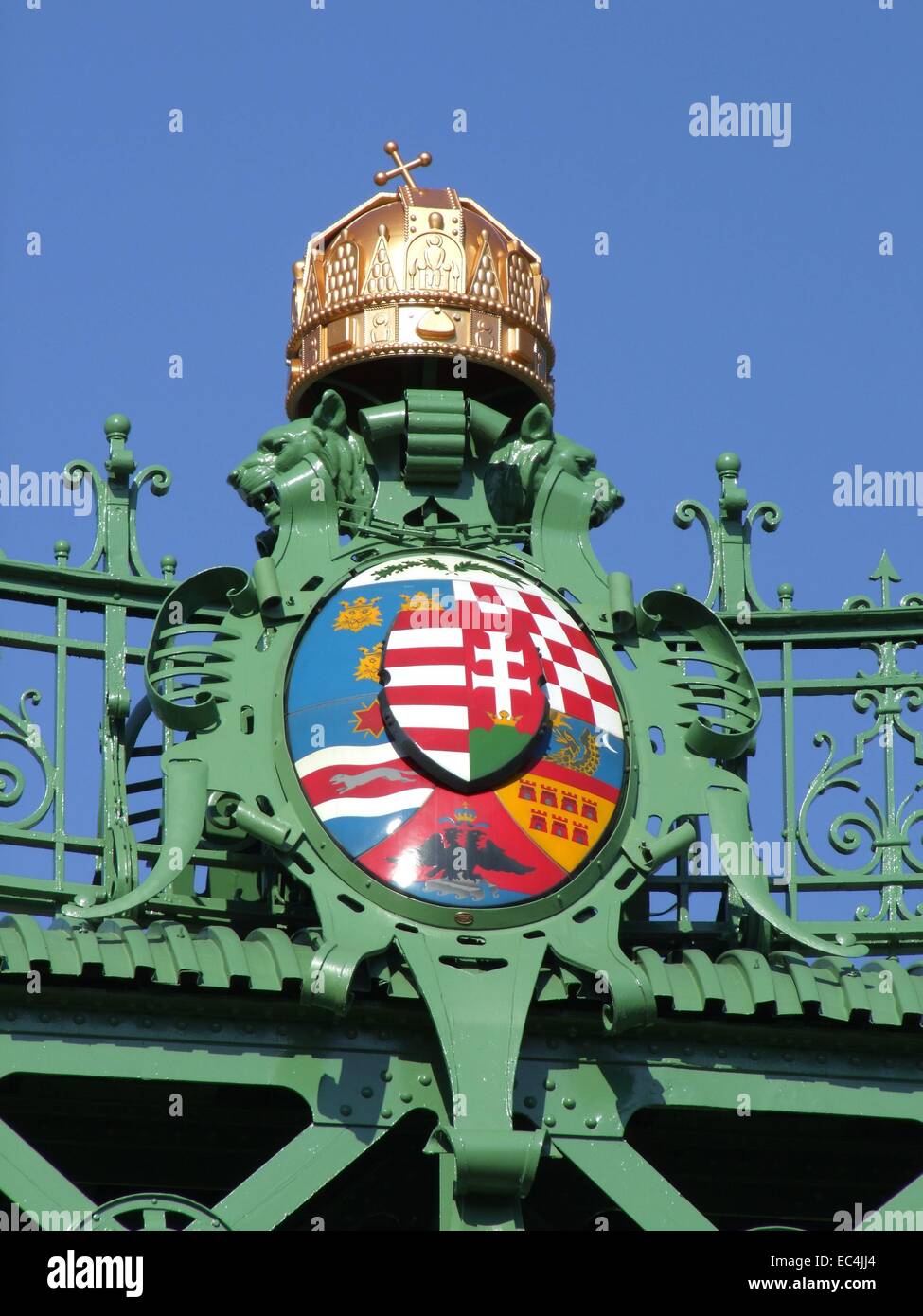 Ponte della Libertà, della corona ungherese e il Royal Crest di come un ornamento, Budapest, Ungheria, Europa Foto Stock