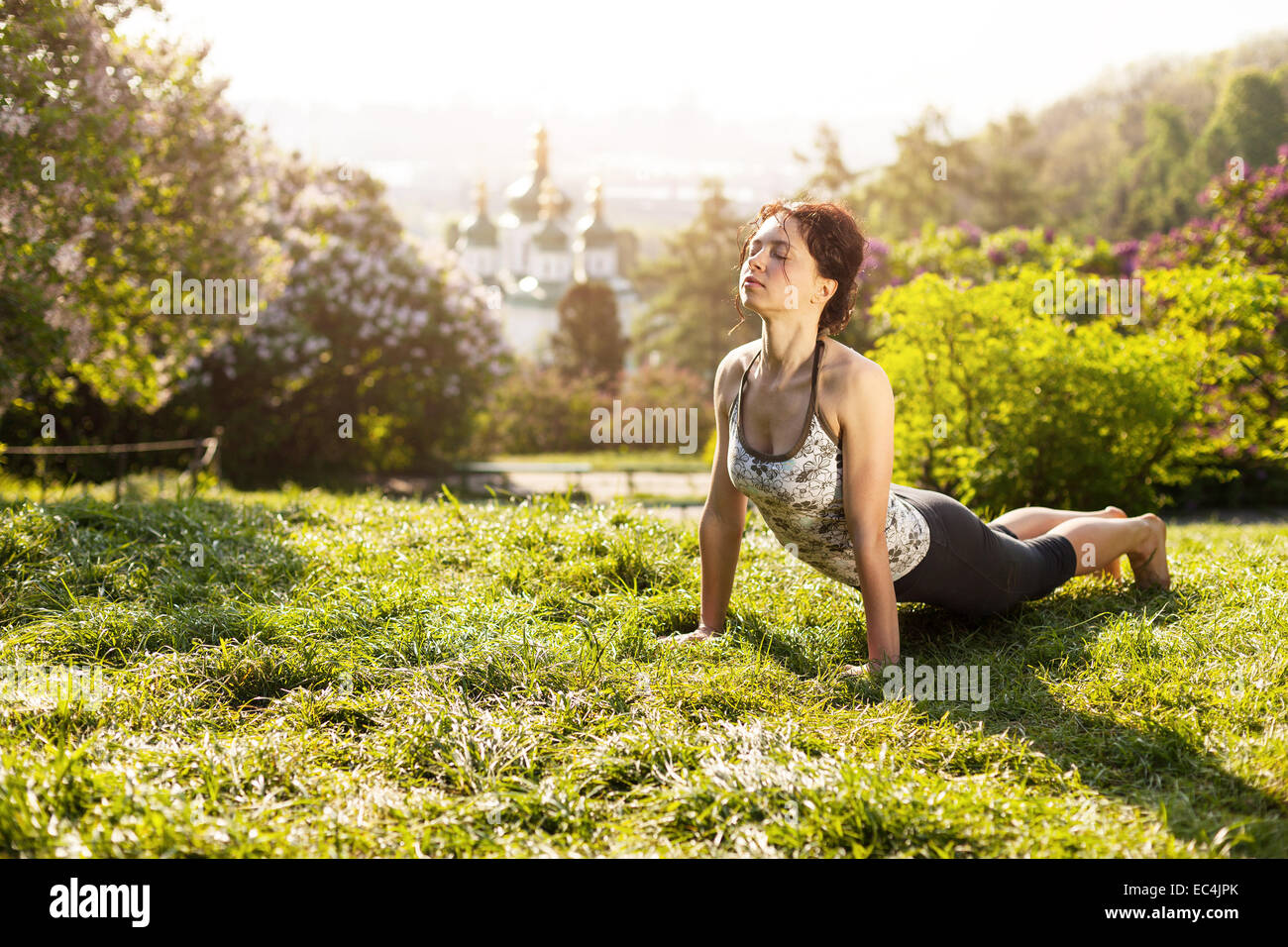 Giovane donna a praticare yoga all'aperto Foto Stock