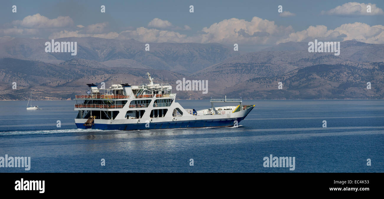Nave traghetto e costa albanese Corfù Foto Stock