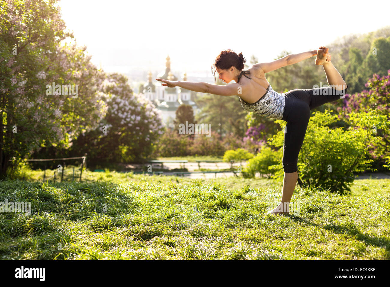 Giovane donna a praticare yoga all'aperto Foto Stock