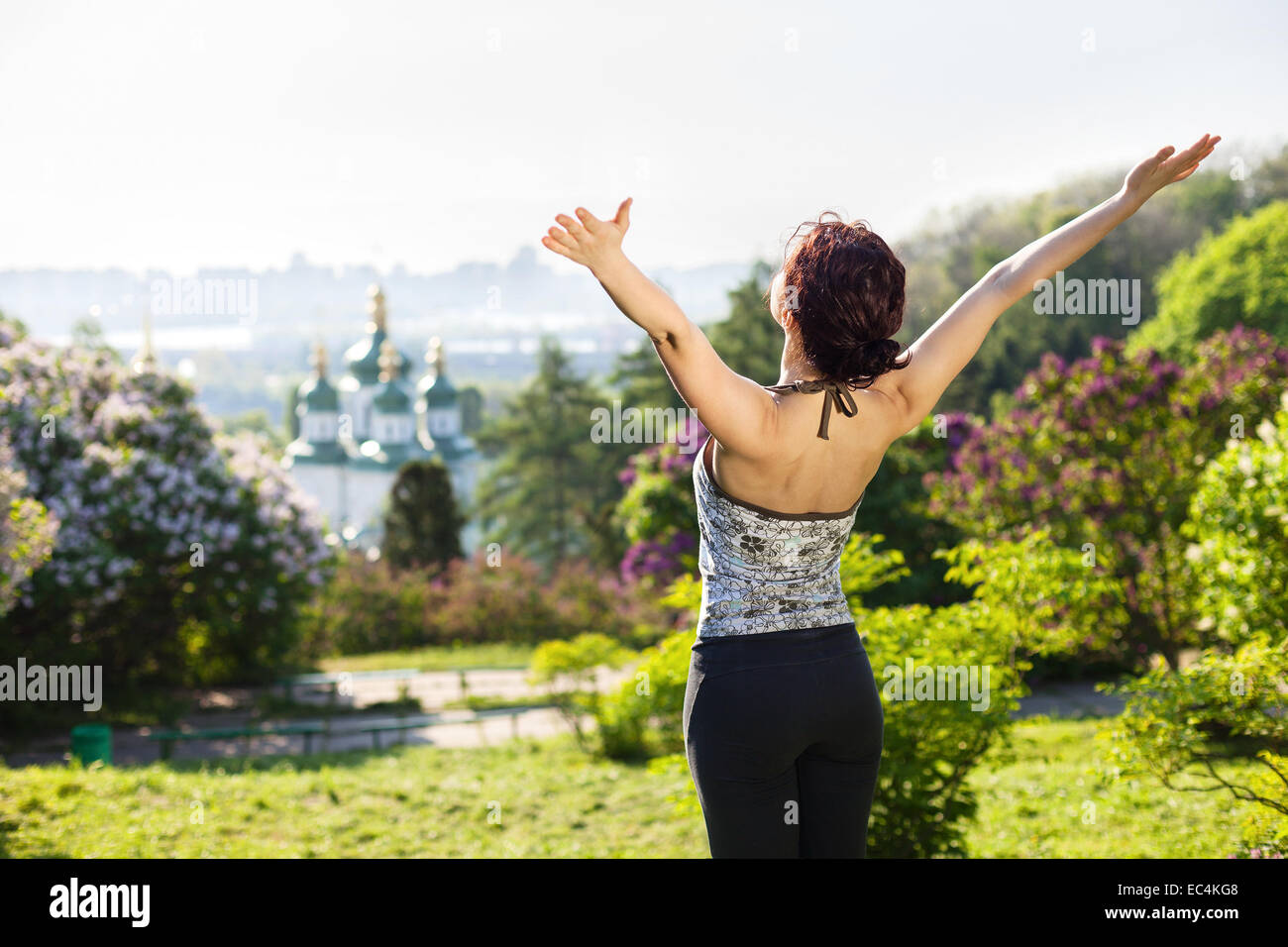 Giovane donna a praticare yoga all'aperto Foto Stock