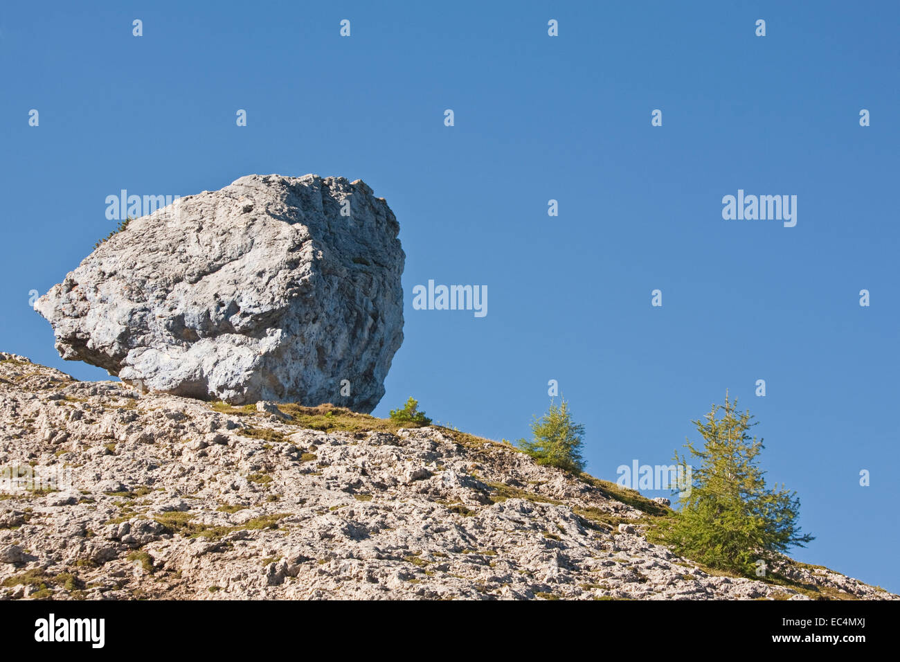 Rock contro un cielo blu Foto Stock