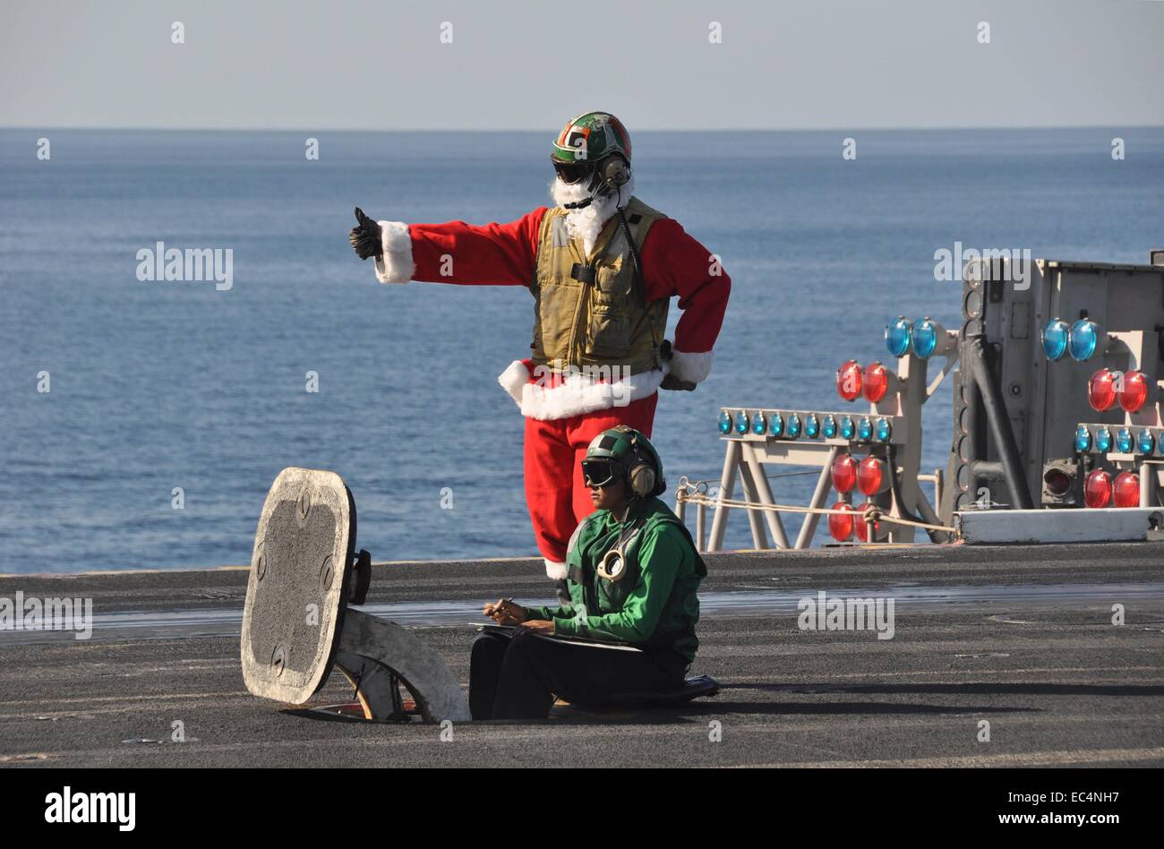 Un US Navy sailor vestiti da Babbo Natale dirige movimenti aerei durante le operazioni di volo a bordo della portaerei USS Nimitz il giorno di Natale il 25 dicembre 2009 nel Mare Arabico. Foto Stock