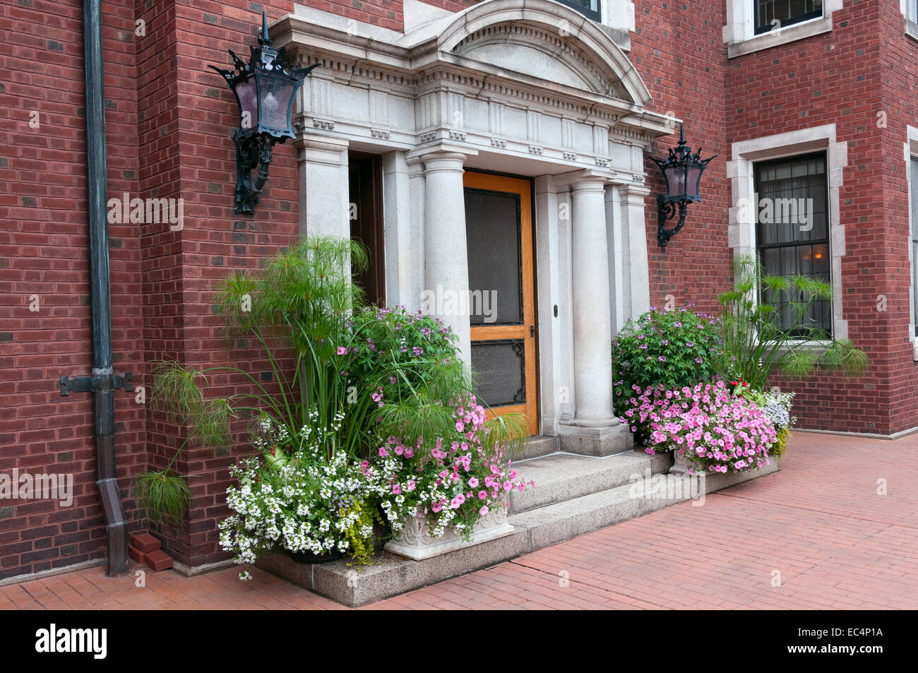 Residenza storica entrata in giacobino stile architettonico decorato con piante di duluth minnesota Foto Stock