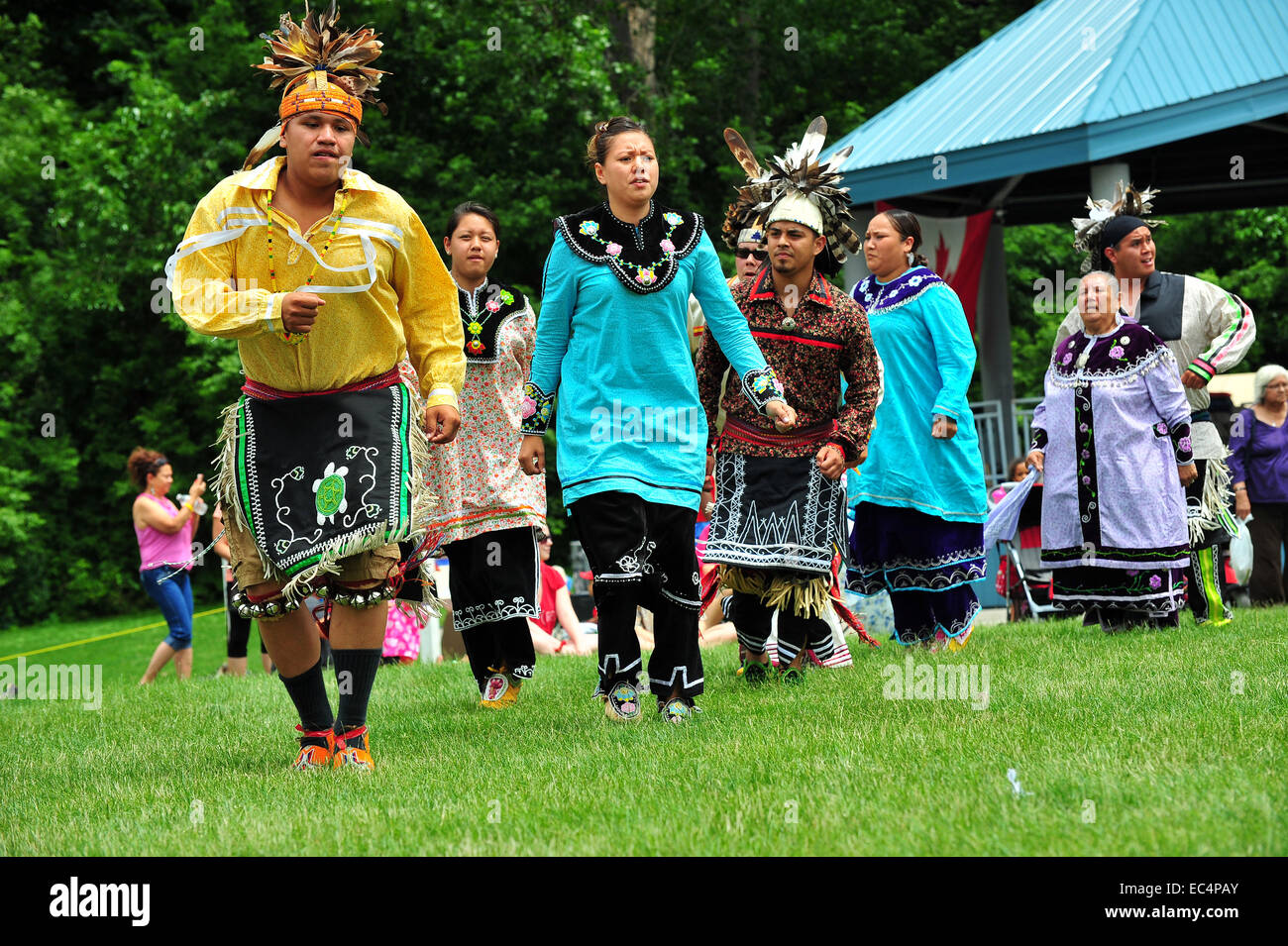 Indigeni canadesi partecipano in Canada giorno celebrazioni in un parco a Londra, Ontario. Foto Stock