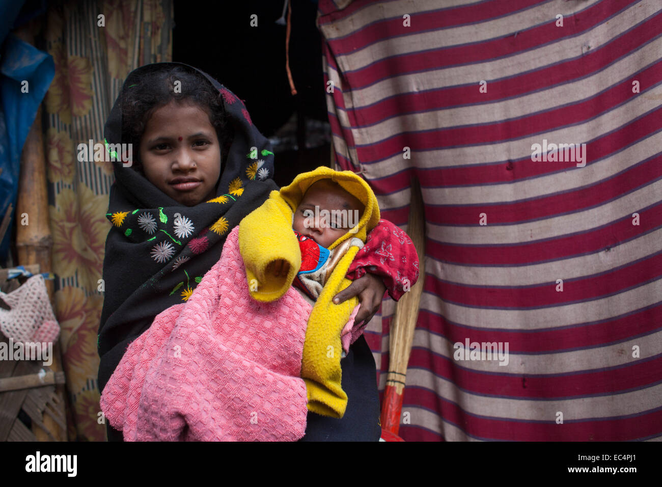 Dacca in Bangladesh. 9 dicembre, 2014. Neonato in una delle baraccopoli vicino Kamalapur stazione ferroviaria. Un totale di 3 milioni e mezzo di persone vivono in baraccopoli 4.000 in Dhaka metropolitan area.baraccopoli sono stati sfrattati senza alcuna riabilitazione e ora in inverno che stanno soffrendo un sacco. La Giornata Internazionale dei Diritti dell'uomo 2014 slogan "Diritti umani 365' dalle Nazioni Unite. Credito: zakir hossain chowdhury zakir/Alamy Live News Foto Stock