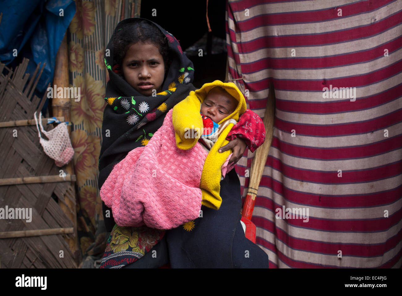 Dacca in Bangladesh. 9 dicembre, 2014. Neonato in una delle baraccopoli vicino Kamalapur stazione ferroviaria. Un totale di 3 milioni e mezzo di persone vivono in baraccopoli 4.000 in Dhaka metropolitan area.baraccopoli sono stati sfrattati senza alcuna riabilitazione e ora in inverno che stanno soffrendo un sacco. La Giornata Internazionale dei Diritti dell'uomo 2014 slogan "Diritti umani 365' dalle Nazioni Unite. Credito: zakir hossain chowdhury zakir/Alamy Live News Foto Stock