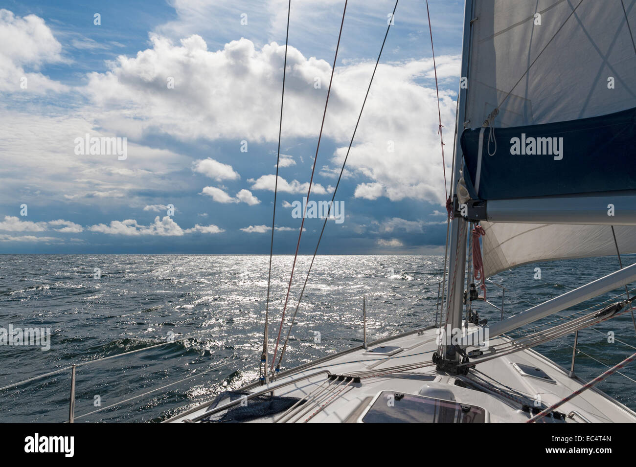 Yacht a vela sul Mar Baltico nella luce Foto Stock
