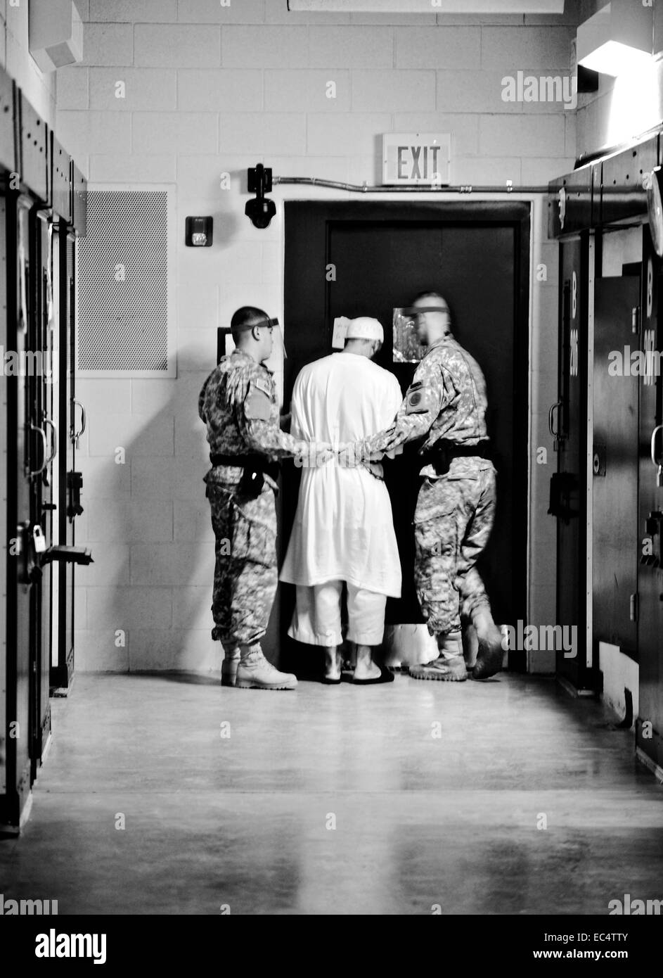 Un nemico combattente tenuto come un detenuto presso la Joint Task Force Guantanamo è mosso dalle guardie all'esterno area di esercizio all'interno del Camp Delta Ottobre 27, 2010 a Guantánamo, a Cuba. I detenuti sono stati catturati nelle guerre in Iraq e in Afghanistan. Foto Stock