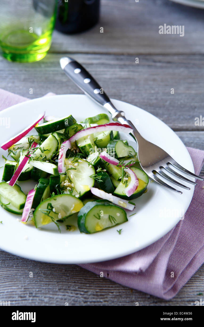 Con insalata di verdure fresche su una piastra bianca, primo piano Foto Stock