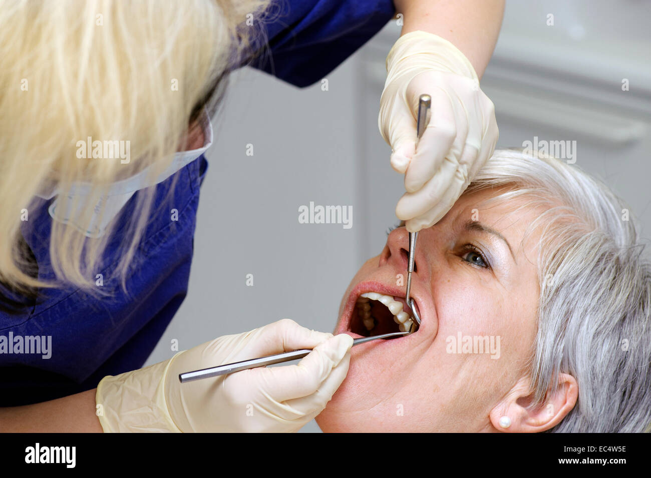 Controllo dei denti da parte di un assistente dentale Foto Stock