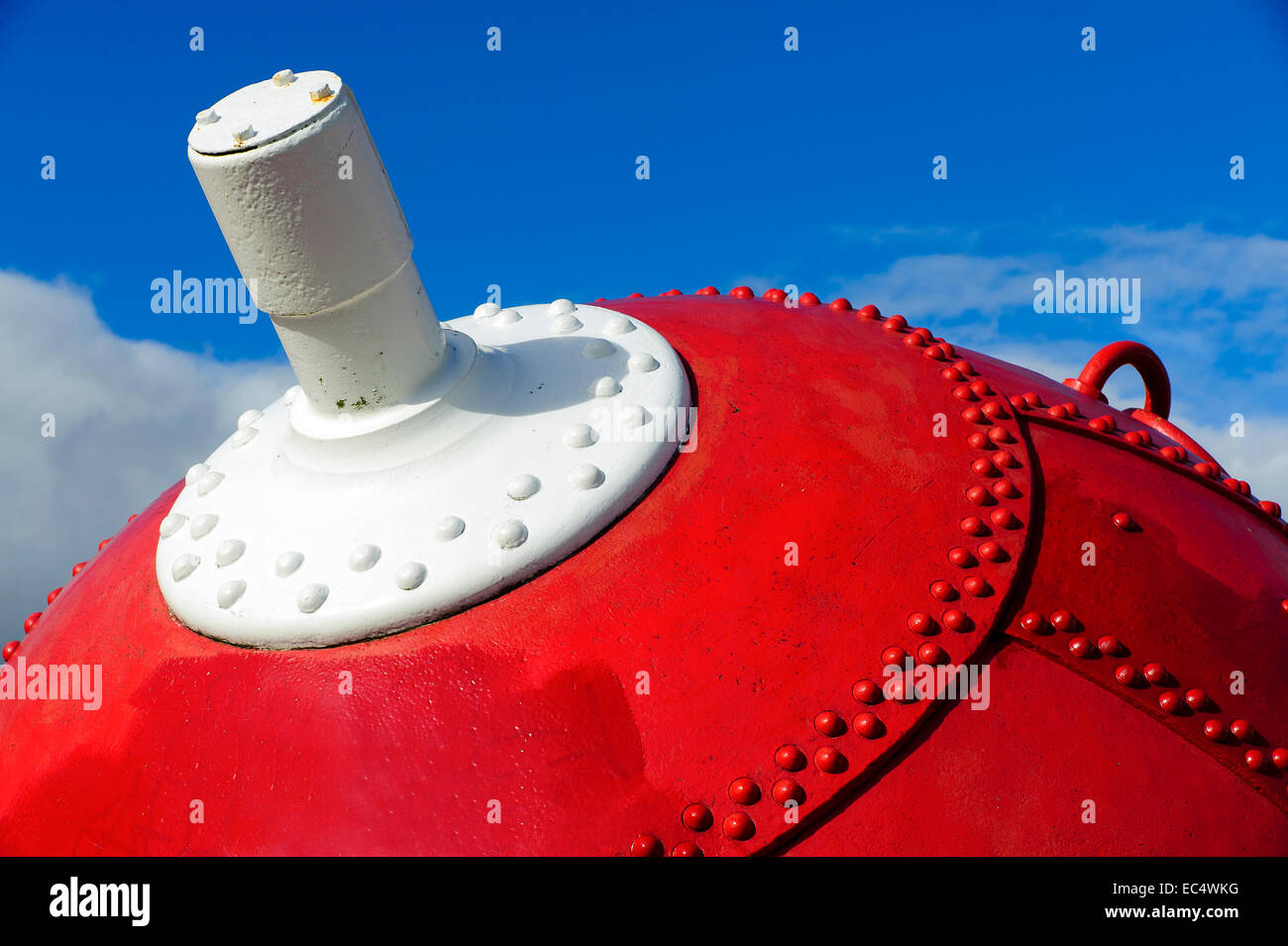 Rosso corpo flottante di un marchio sul mare Foto Stock
