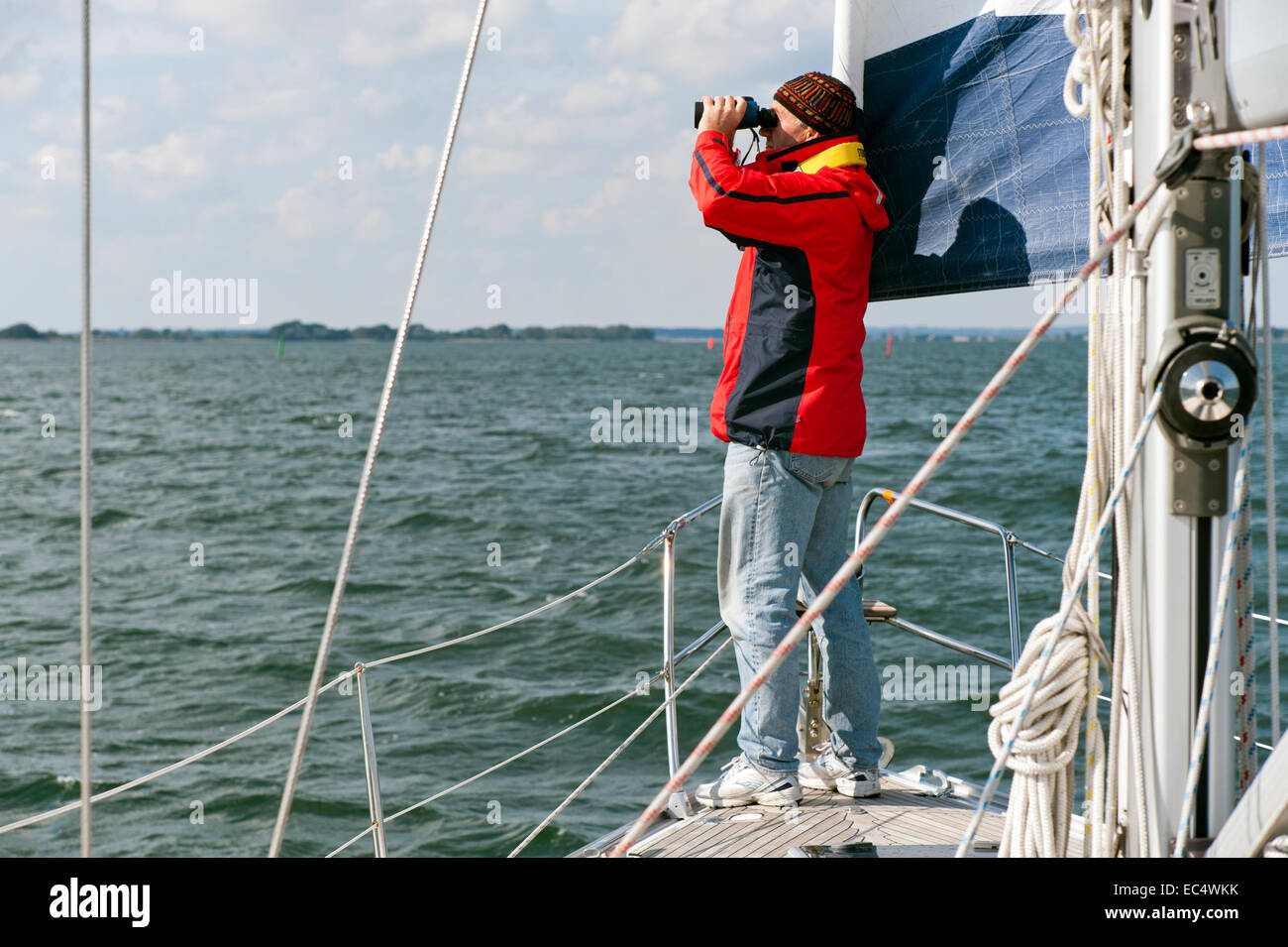 Sailor sorge sulla prua di una barca a vela Foto Stock