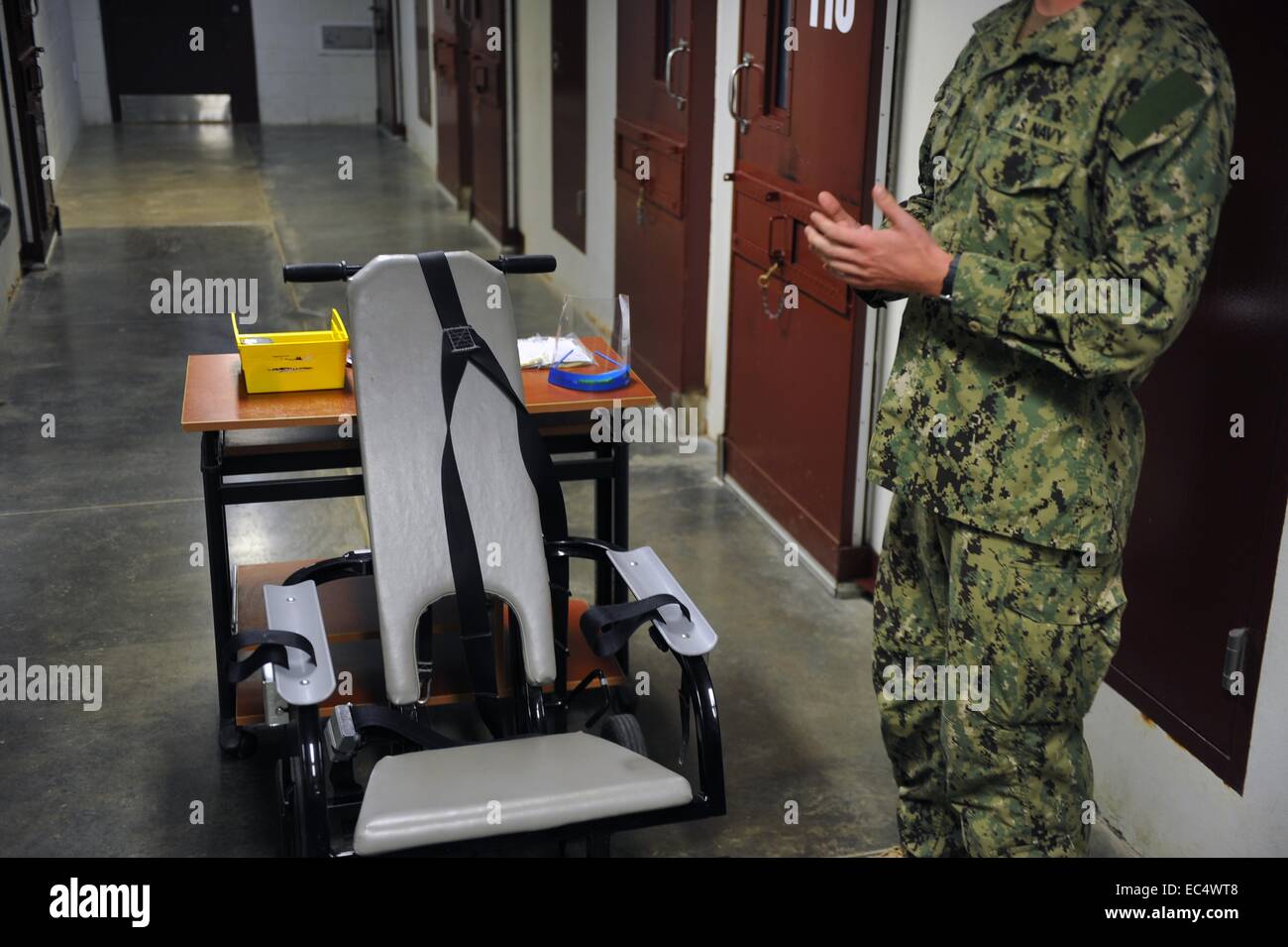 Una sedia usato per trattenere i combattenti nemici detenuti come detenuti presso la Joint Task Force Guantanamo Delta Febbraio 5, 2014 a Guantánamo, a Cuba. I detenuti sono stati catturati nelle guerre in Iraq e in Afghanistan. Foto Stock