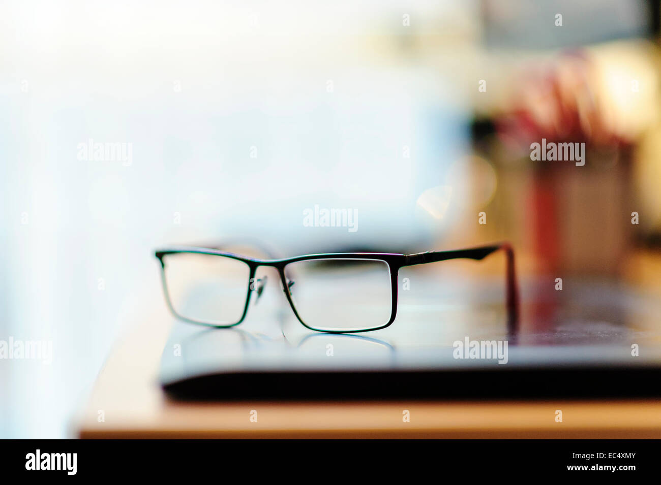 Bicchieri giacente su una tavoletta grafica sulla scrivania Foto Stock