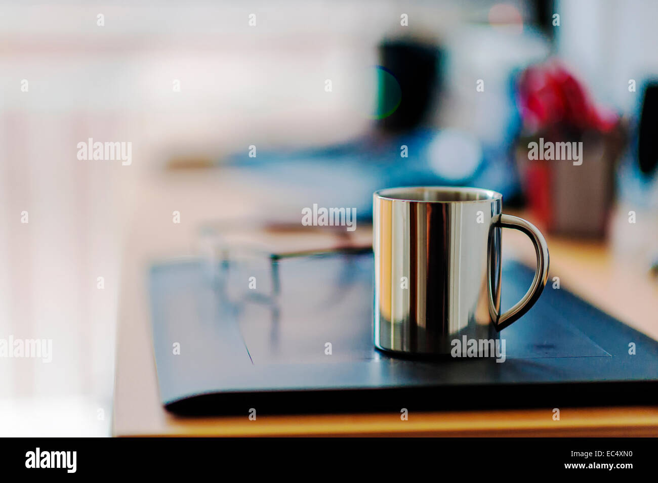 Abbandonato il lavoro con una tazza di caffè sulla tavoletta grafica Foto Stock