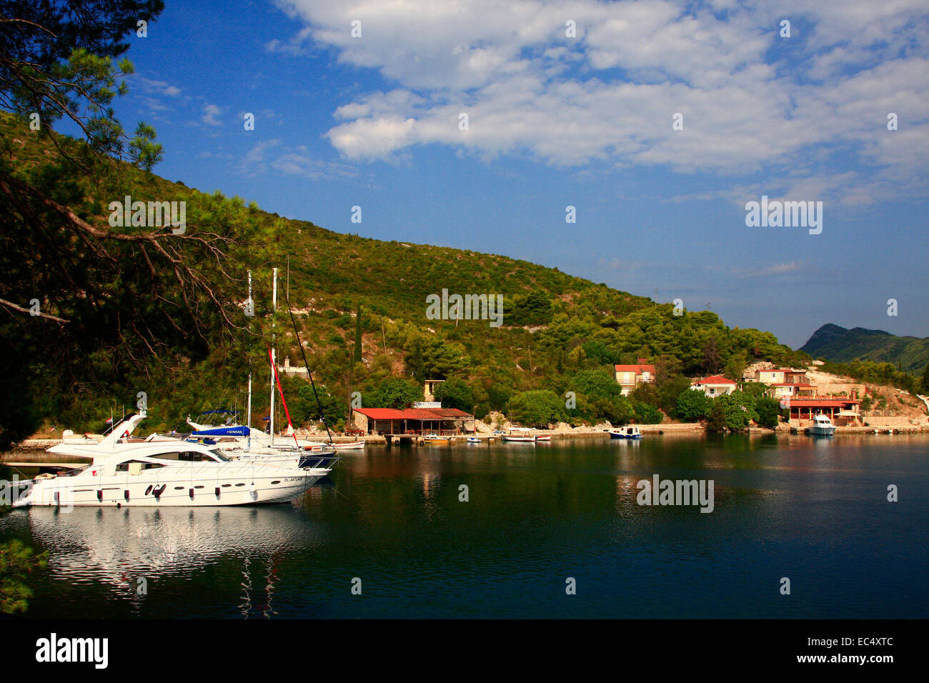 Croazia, Sued-Dalmatien, Insel Peljesac, Bucht Kobas, Anleger Fischerhaus sowie Ristoranti Luka's Taverna und Gastro Mare Foto Stock