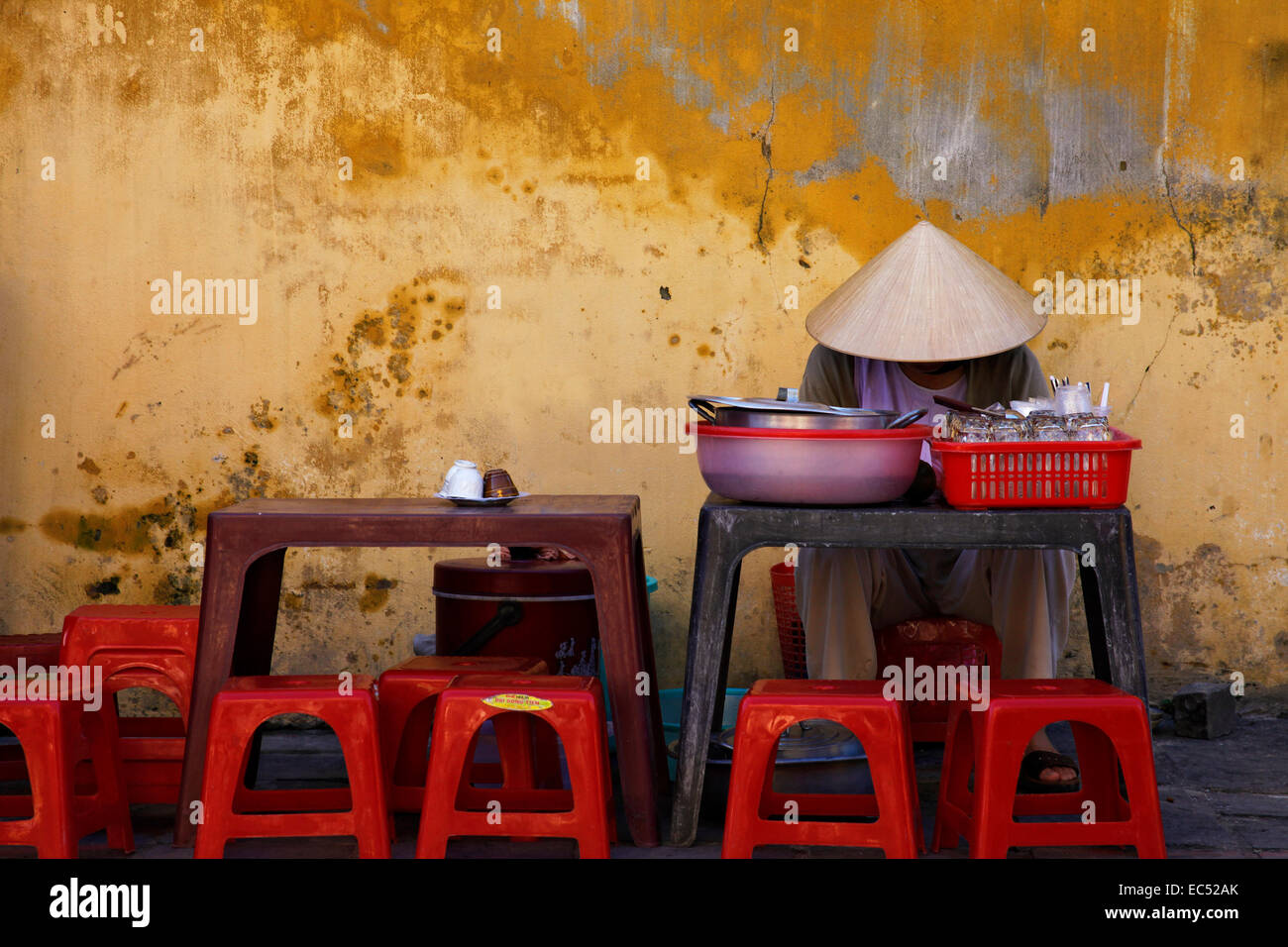 Una donna asien attende il Viet Nam per i clienti nelle sue condizioni stradali, Hoi Foto Stock