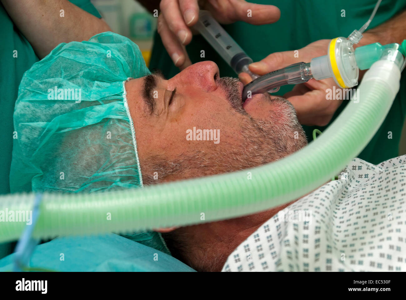 Il paziente viene ventilato in un ambulatorio chirurgico di macchina Foto Stock