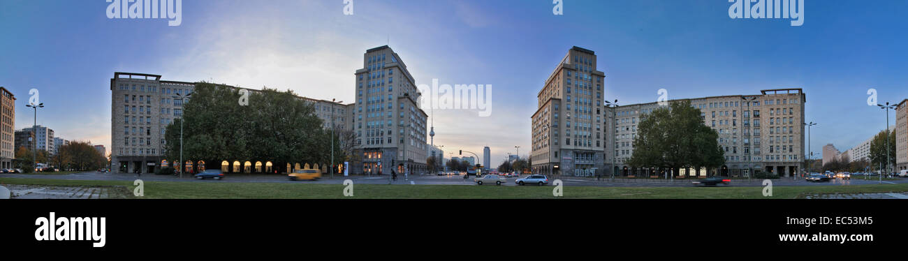 Stalinbauten case socialista al Straussbergerplatz a Berlino, la linea di vista ovest ad Alexanderplatz Foto Stock