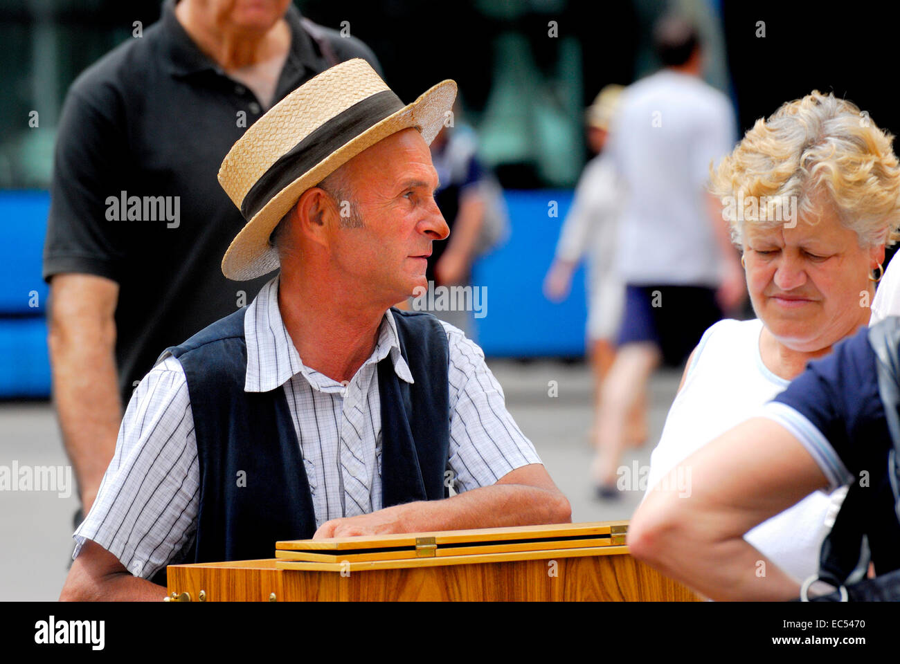 Zagabria, Croazia. L'uomo musicista di strada con un organetto Foto Stock