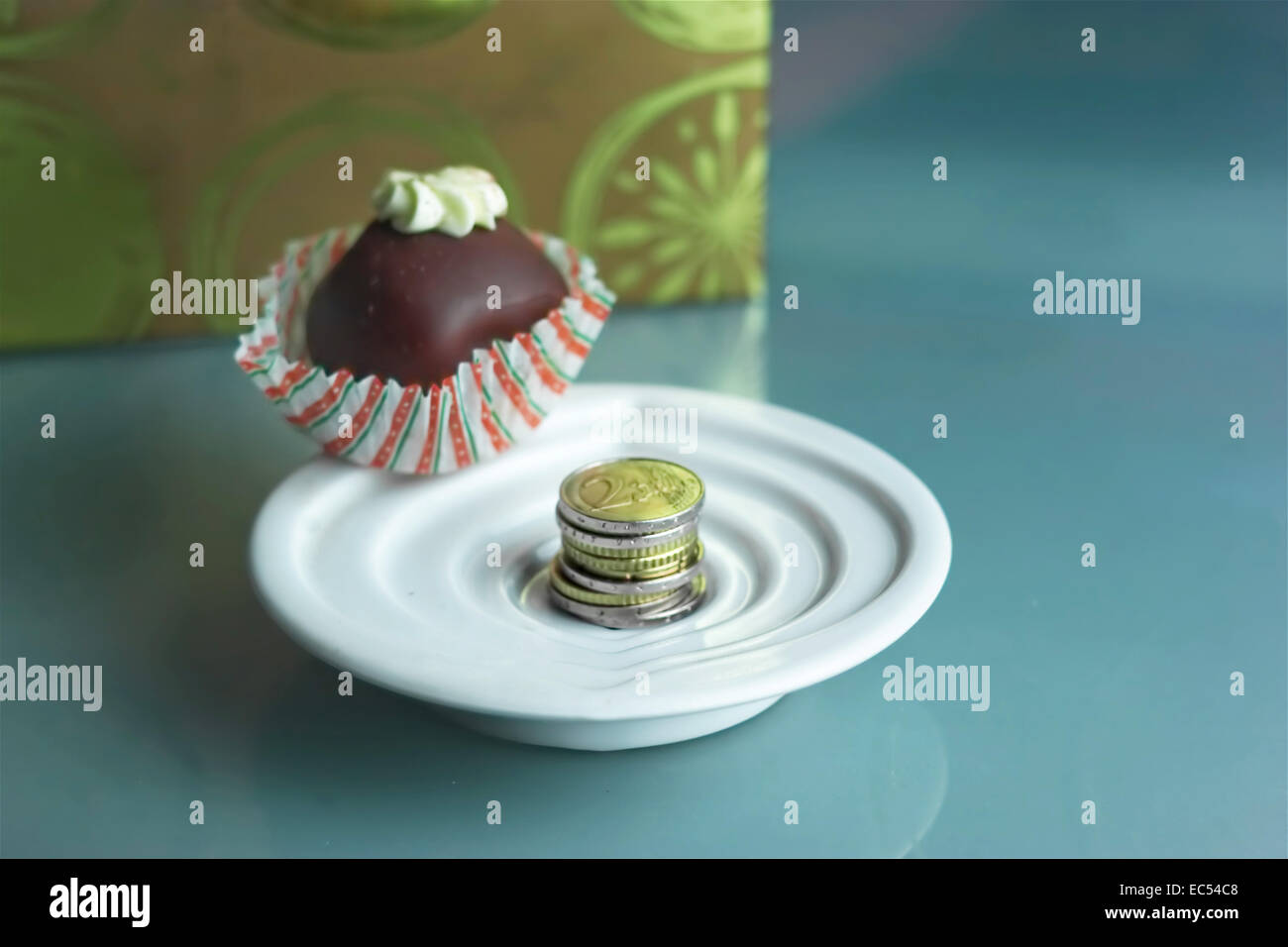 Monete e torta al cioccolato Foto Stock
