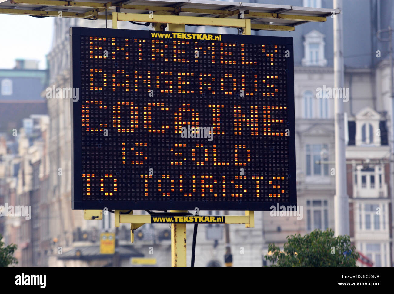 I turisti a piedi elettronico successivo segno avverte i turisti di estremamente pericolosa la cocaina è venduto a turistica sulla piazza Leiseplein ho Foto Stock