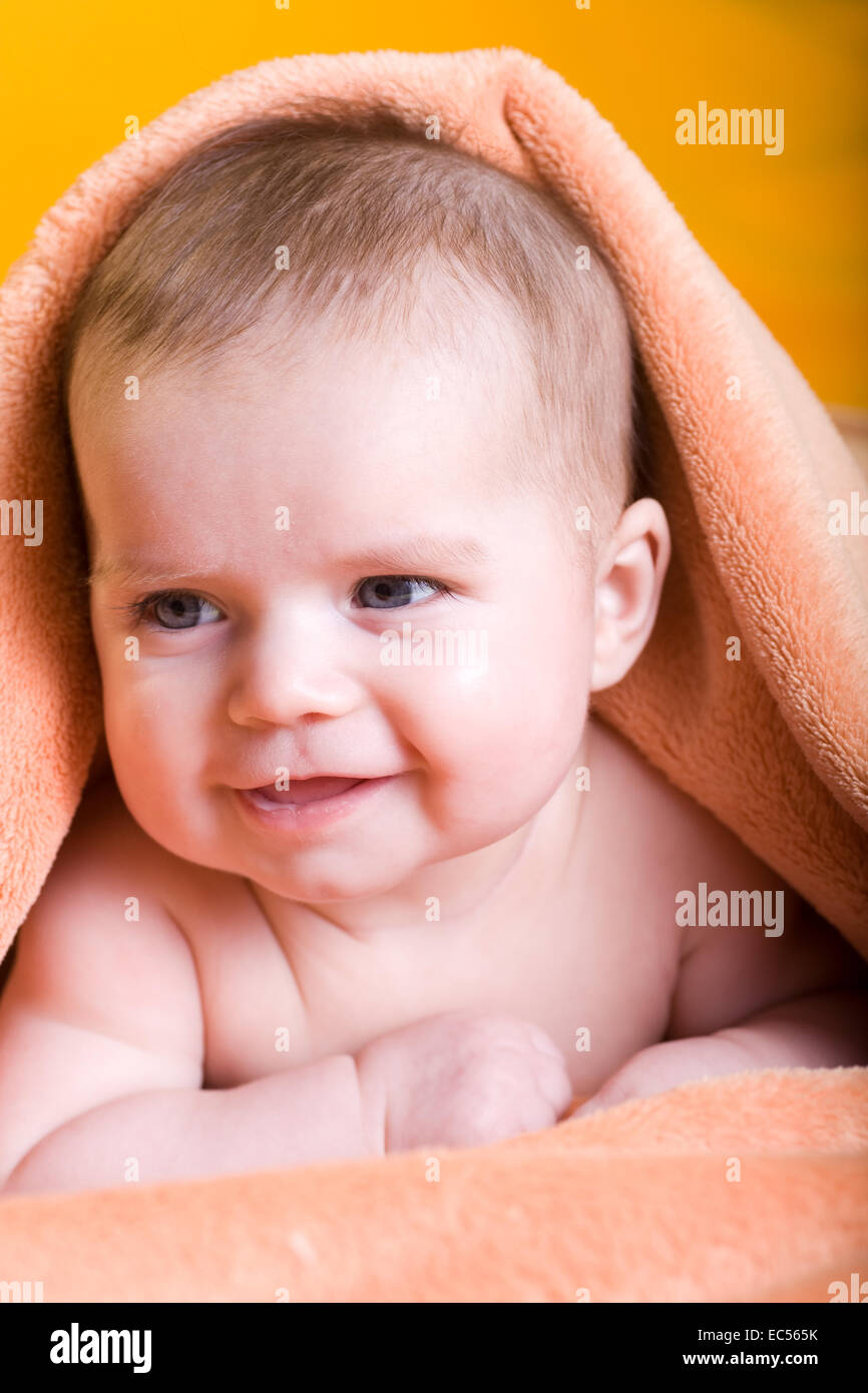 A 3 mesi di età baby Alissa nella parte anteriore del vivaio Foto Stock