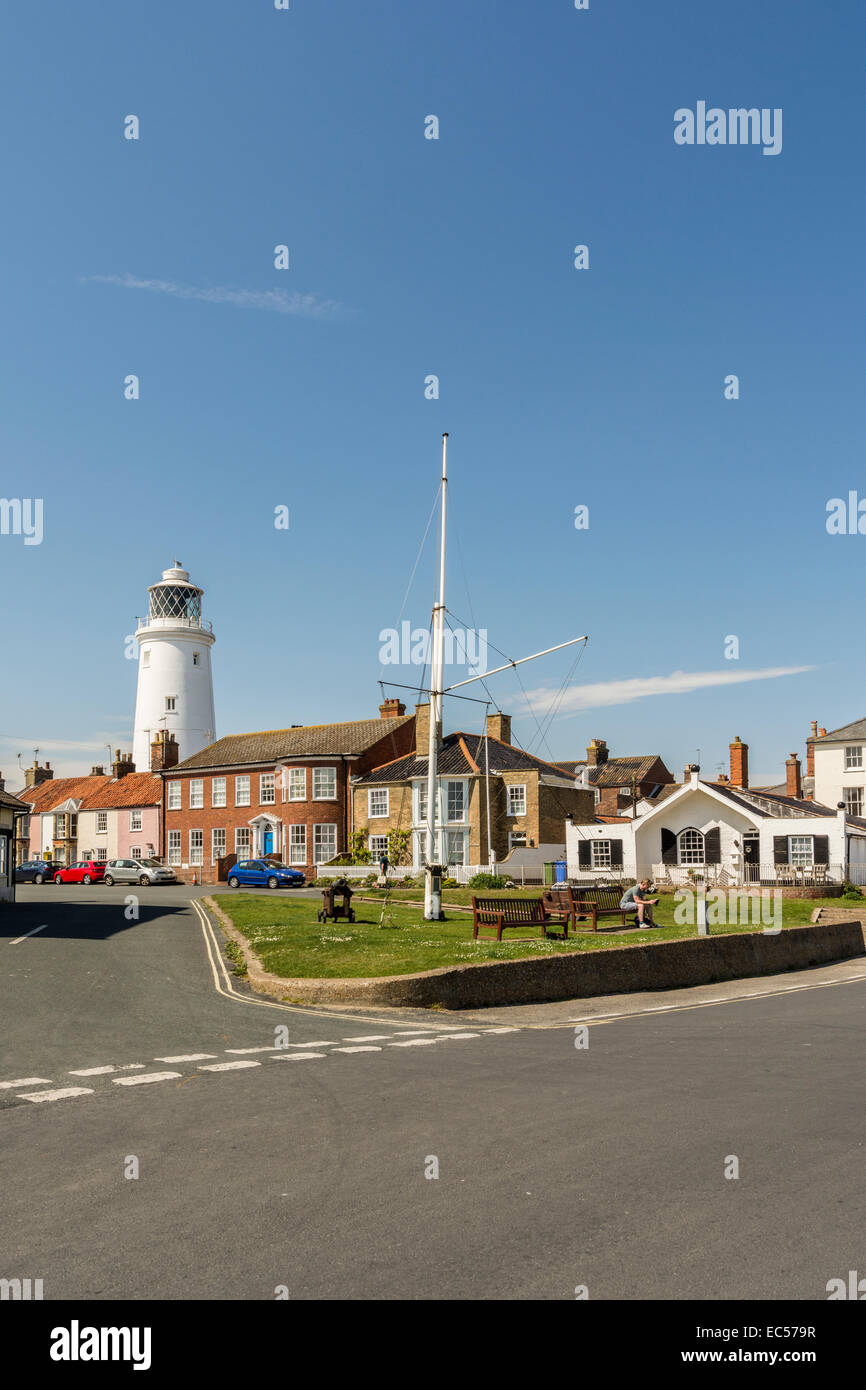 St James' verde che portano a St James' Terrazza con Southwold faro in background, Southwold, Suffolk. Foto Stock