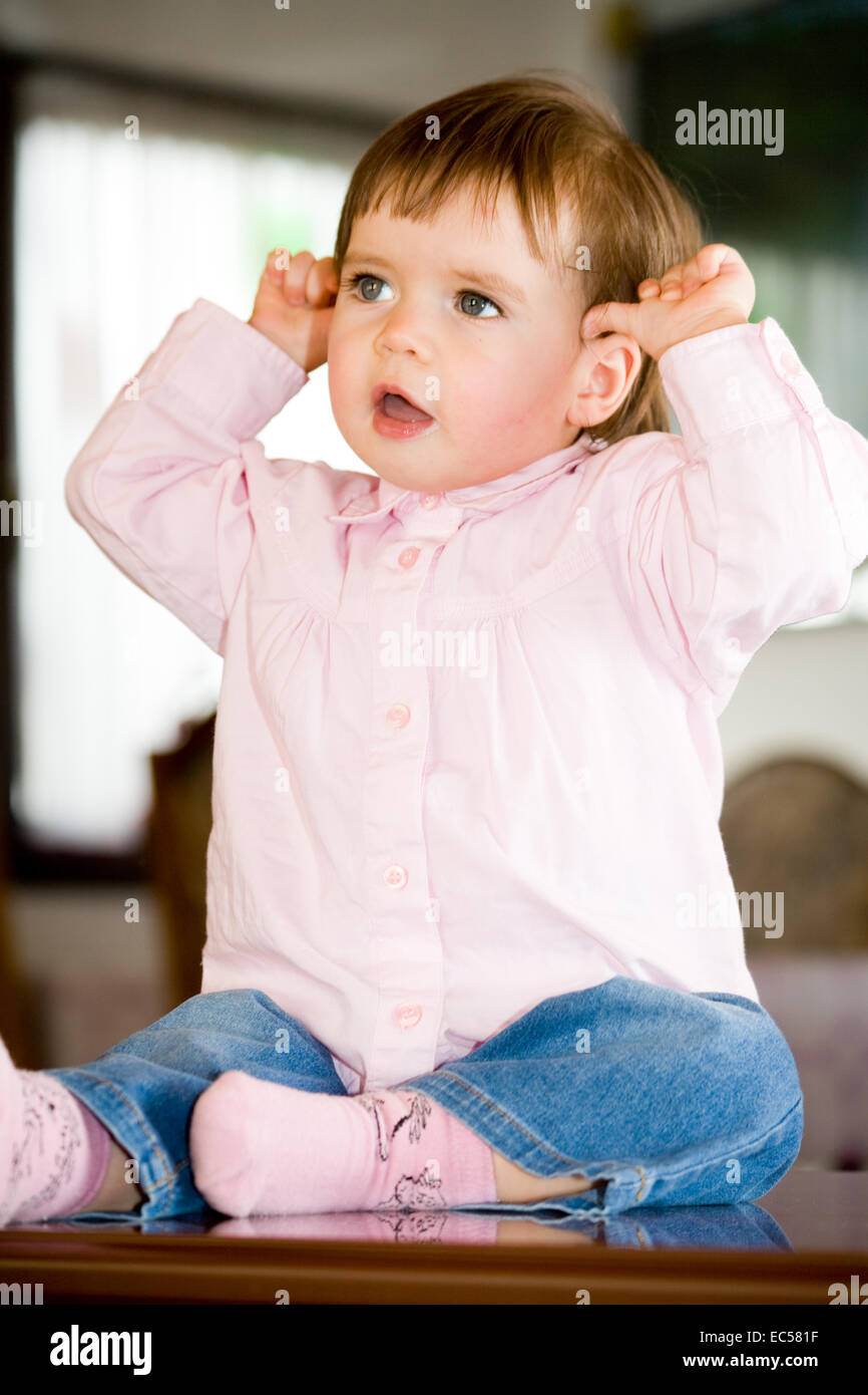 A 1 anno di età bambino nella parte anteriore del vivaio Foto Stock