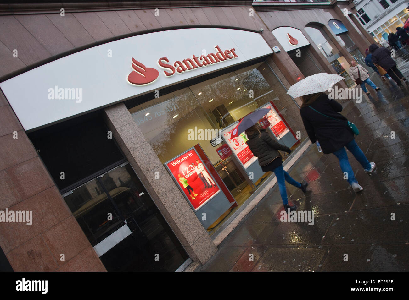 Esterno della banca di Santander su Princes Street Edinburgh Scotland Regno Unito Foto Stock