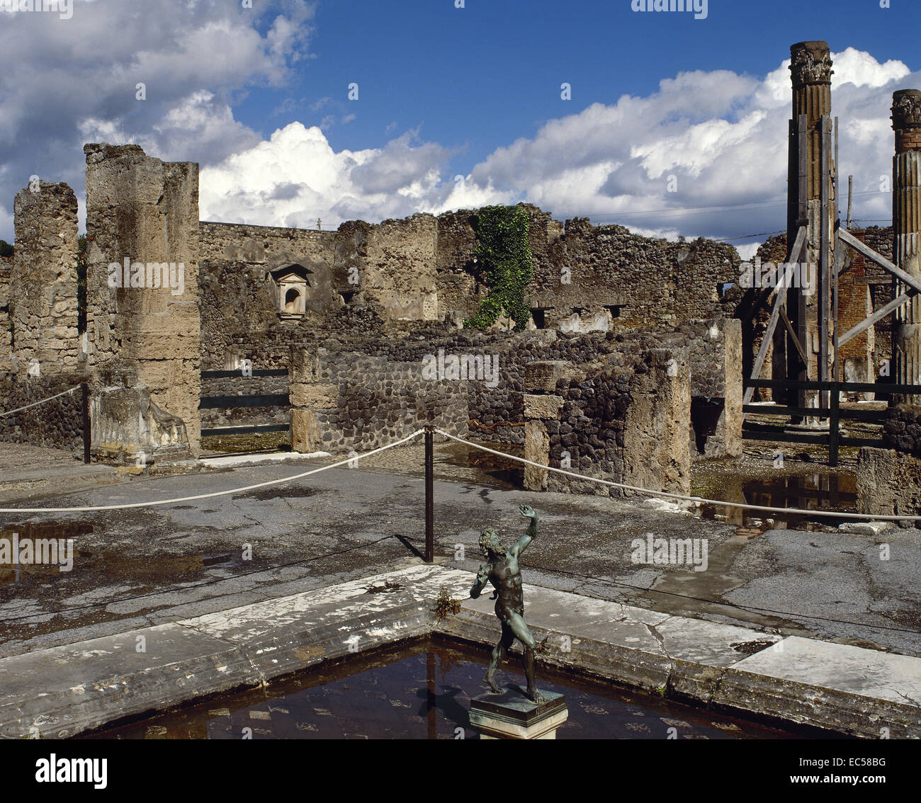 Arte romana. L'Italia. Pompei. La Casa del Fauno. Costruito nel corso del II secolo A.C. Residenza privata. Statua di bronzo del Fauno danzante situato in origine sul labbro dell'impluvium. Foto Stock