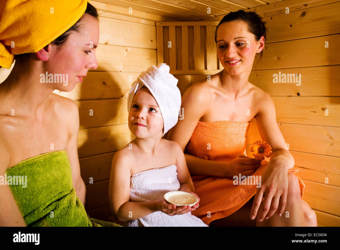 Due giovani donne e una bambina nella sauna Foto Stock