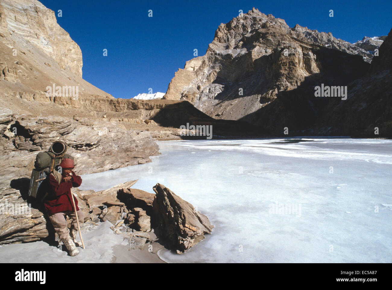 Ladakh sul fiume di ghiaccio. Una spedizione attraversa il ghiaccio. Regione montagnosa. Le figure a piedi in una linea. Foto Stock