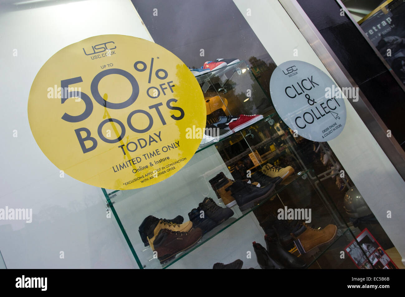 50% di sconto vendita a USC calzature fashion store su Princes Street Edinburgh Scotland Regno Unito Foto Stock