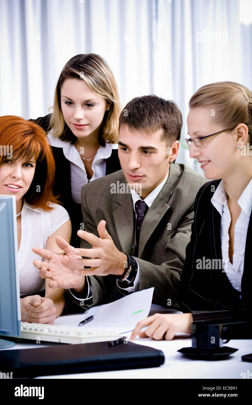 Un giovane team aziendale in ufficio Foto Stock