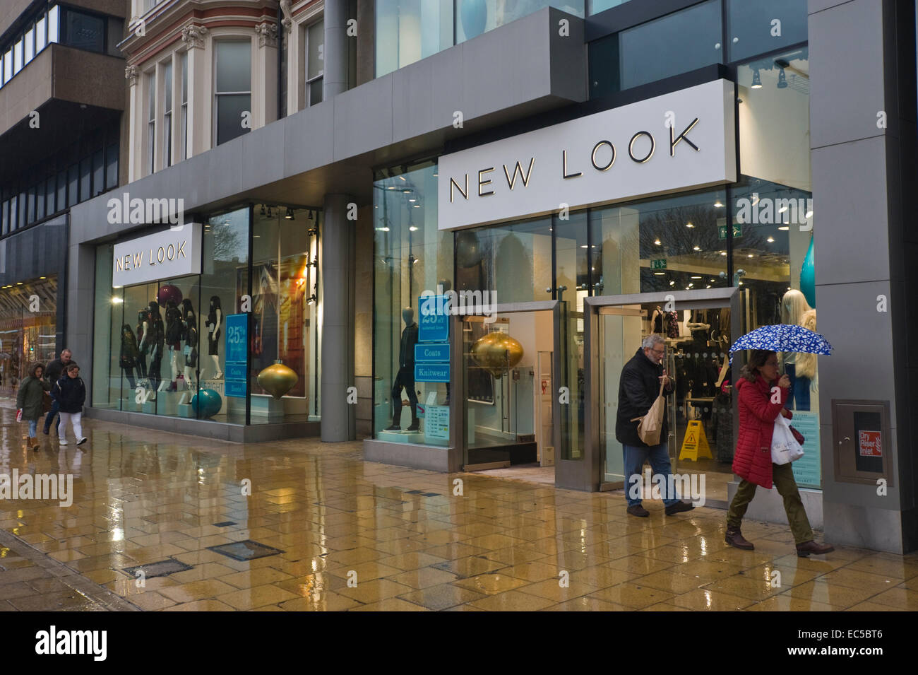 Nuovo look abbigliamento fashion store con il 25% di sconto vendita su Princes Street Edinburgh Scotland Regno Unito Foto Stock